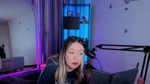 Snapshot of nickywindsor chatting on 7, 7, 2026 Nicky online show from 7, 7, 2026