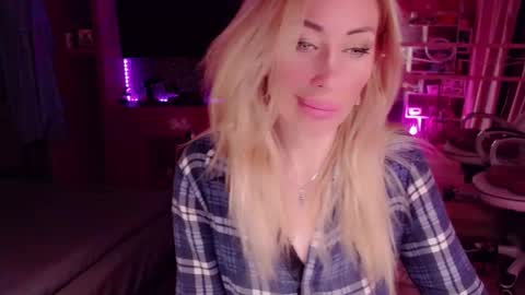 Snapshot of nicole_g0ld_ chatting on 19, 9, 2025 Nicole online show from 19, 9, 2025