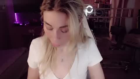 Snapshot of nicole_g0ld_ chatting on 11, 6, 2026 Nicole online show from 11, 6, 2026