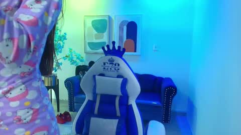 Nicolle online show from 4, 2, 2026