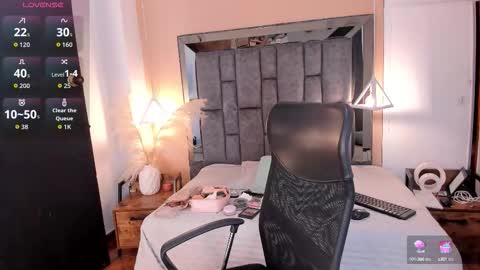 Snapshot of nicole_whitee chatting on 26, 9, 2025 N A T A L I A online show from 26, 9, 2025