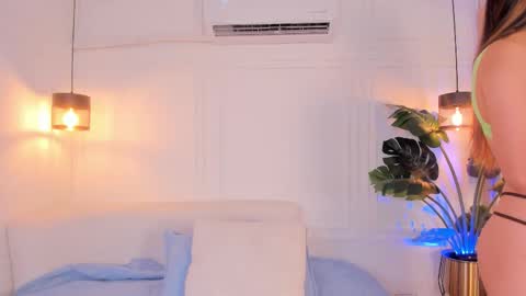 Snapshot of nicole_whitee chatting on 27, 2, 2026 N A T A L I A online show from 27, 2, 2026