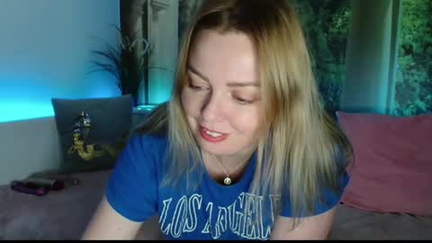 Snapshot of nicolelinharts chatting on 1, 1, 2025 Birthday online show from 1, 1, 2025