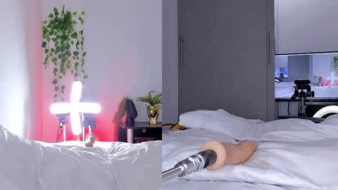 Nicolle Saenzz online show from 21, 12, 2025