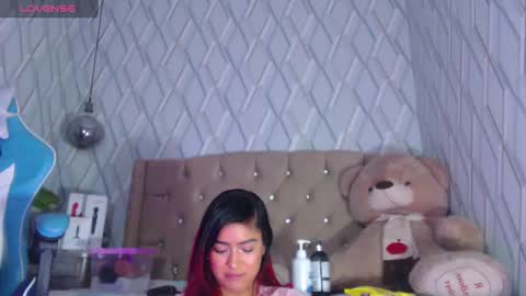 Nicolle Miley online show from 5, 3, 2025