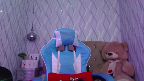 Nicolle Miley online show from 6, 3, 2025