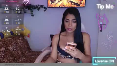 Nicolle Bustamante online show from 4, 3, 2026