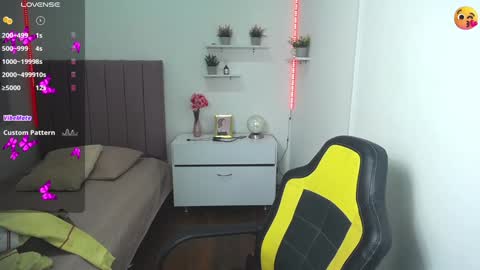 Snapshot of niina_lovee_ chatting on 17, 12, 2024 online show from 17, 12, 2024