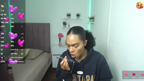 Snapshot of niina_lovee_ chatting on 18, 12, 2024 online show from 18, 12, 2024