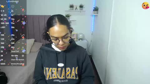 Snapshot of niina_lovee_ chatting on 8, 1, 2025 online show from 8, 1, 2025