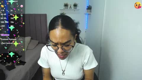 Snapshot of niina_lovee_ chatting on 8, 1, 2025 online show from 8, 1, 2025