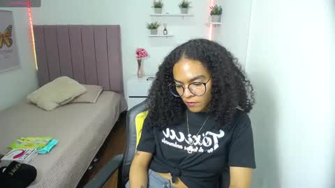Snapshot of niina_lovee_ chatting on 21, 2, 2025 online show from 21, 2, 2025