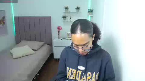Snapshot of niina_lovee_ chatting on 25, 2, 2025 online show from 25, 2, 2025