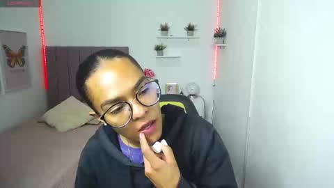 Snapshot of niina_lovee_ chatting on 28, 2, 2025 online show from 28, 2, 2025