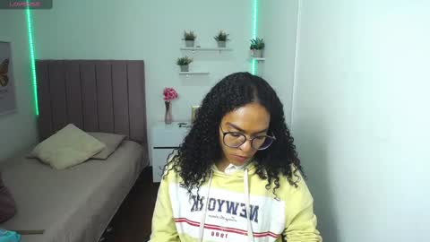 Snapshot of niina_lovee_ chatting on 4, 3, 2025 online show from 4, 3, 2025