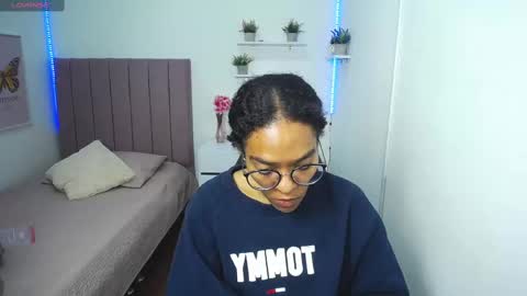 Snapshot of niina_lovee_ chatting on 6, 3, 2025 online show from 6, 3, 2025