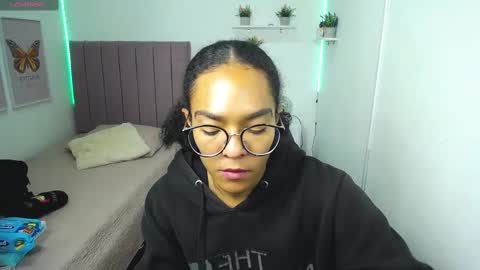 Snapshot of niina_lovee_ chatting on 12, 3, 2025 online show from 12, 3, 2025