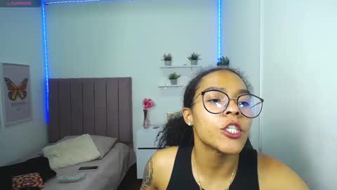 Snapshot of niina_lovee_ chatting on 12, 3, 2025 online show from 12, 3, 2025