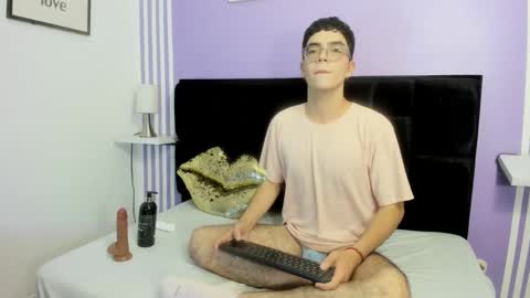 Snapshot of niko_baby_bear chatting on 19, 9, 2025 niko_baby_bear online show from 19, 9, 2025