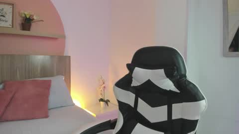 N I N A online show from 7, 10, 2025