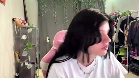 Snapshot of nishazenisek chatting on 19, 7, 2026 Alice online show from 19, 7, 2026