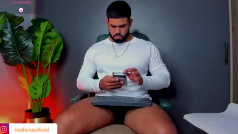 Snapshot of noahcrux chatting on 27, 5, 2026 Noah online show from 27, 5, 2026