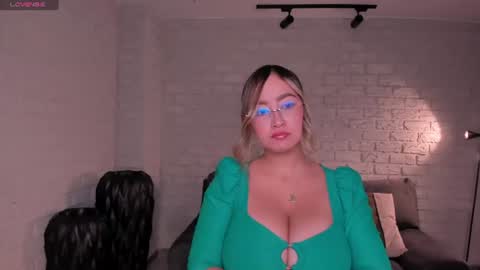 Snapshot of novasinclairx chatting on 6, 7, 2026 Nova Sinclair online show from 6, 7, 2026