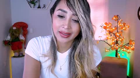Snapshot of nycole_1988 chatting on 5, 1, 2025 Nycole online show from 5, 1, 2025