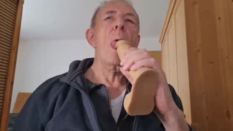 Snapshot of obediently77 chatting on 6, 5, 2026 obediently77 online show from 6, 5, 2026