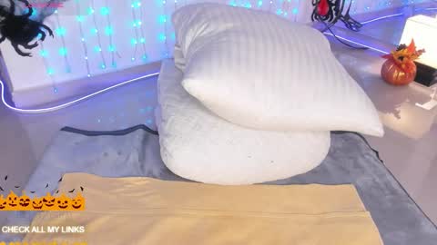 ohyesly_ online show from 7, 10, 2025