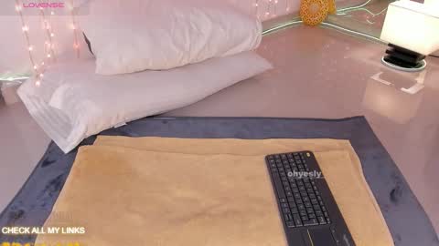 ohyesly_ online show from 6, 1, 2026