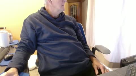 Snapshot of olderandwiser chatting on 25, 12, 2024 Older and Wiser online show from 25, 12, 2024
