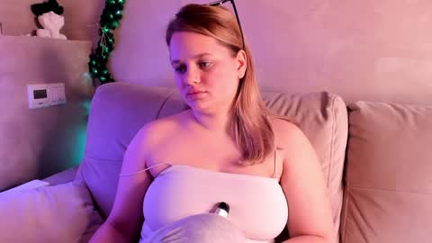 Snapshot of olisyasweet chatting on 4, 1, 2025 olisyasweet online show from 4, 1, 2025