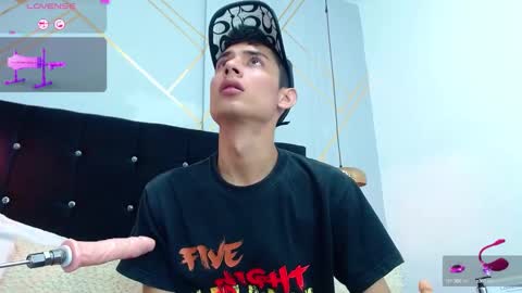 Snapshot of oliver_king_sex chatting on 1, 2, 2025 Oliver Smith online show from 1, 2, 2025