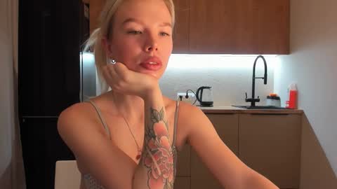 Snapshot of olivia_bells chatting on 5, 1, 2025 Olivia 3 online show from 5, 1, 2025