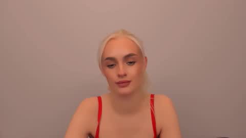 Snapshot of oliviahappy chatting on 17, 12, 2025 oliviaBeauty online show from 17, 12, 2025