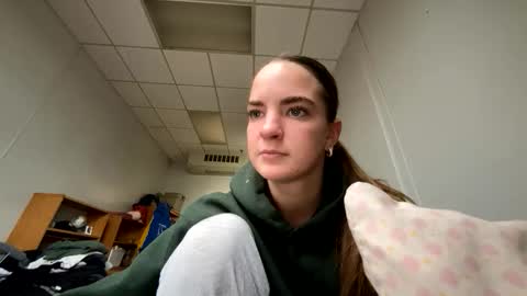 Snapshot of oliviaraeee chatting on 3, 2, 2026 Olivia Rae online show from 3, 2, 2026