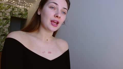 Snapshot of oliviashiny chatting on 12, 12, 2024 Olivia online show from 12, 12, 2024