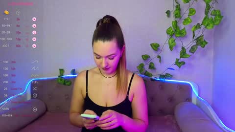 Snapshot of paradisepleasure_ chatting on 4, 12, 2024 Allie Alex Thumbs up if you like us online show from 4, 12, 2024