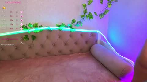 Snapshot of paradisepleasure_ chatting on 21, 2, 2025 Allie Alex Thumbs up if you like us online show from 21, 2, 2025