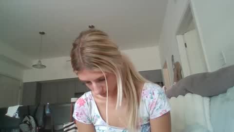 Snapshot of parisbaby2000 chatting on 18, 9, 2025 parisbaby2000 online show from 18, 9, 2025