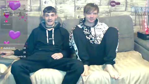 Max tall dark-haired guy with tattoos and Phil blond-haired online show from 15, 5, 2026