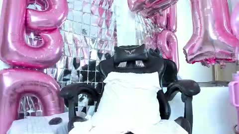 Snapshot of petite_amor chatting on 2, 10, 2025 petite_amor online show from 2, 10, 2025
