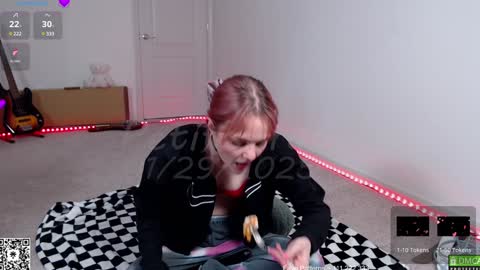 Snapshot of petitebrat chatting on 29, 1, 2025 PiperAvery online show from 29, 1, 2025