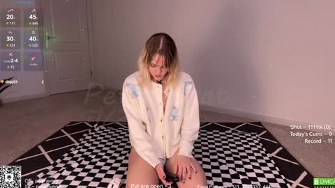 Snapshot of petitebrat chatting on 22, 11, 2025 PiperAvery online show from 22, 11, 2025