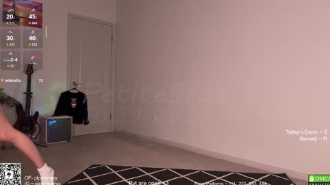 Snapshot of petitebrat chatting on 29, 11, 2025 PiperAvery online show from 29, 11, 2025