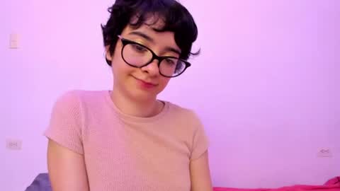 Snapshot of petitee_lunna chatting on 7, 7, 2026 Lunna online show from 7, 7, 2026