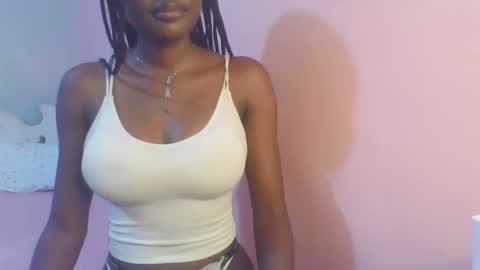 Snapshot of petiteediva chatting on 19, 5, 2026 diva online show from 19, 5, 2026