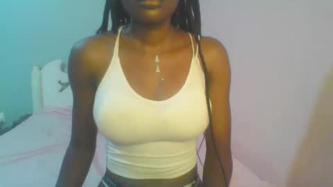 Snapshot of petiteediva chatting on 20, 5, 2026 diva online show from 20, 5, 2026