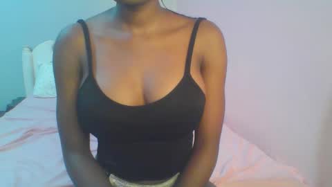 Snapshot of petiteediva chatting on 22, 5, 2026 diva online show from 22, 5, 2026